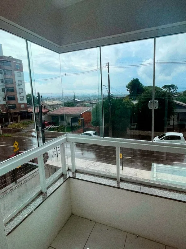 Fechamento de sacada em vidro temperado com vista panorâmica