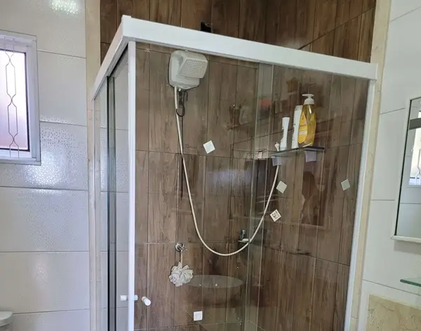Box de vidro instalado em banheiro moderno em Guaíba